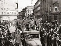 Zagreb, 9. svibnja 1945. godine. Zagrepčani dočekuju partizane na Trgu.jpg